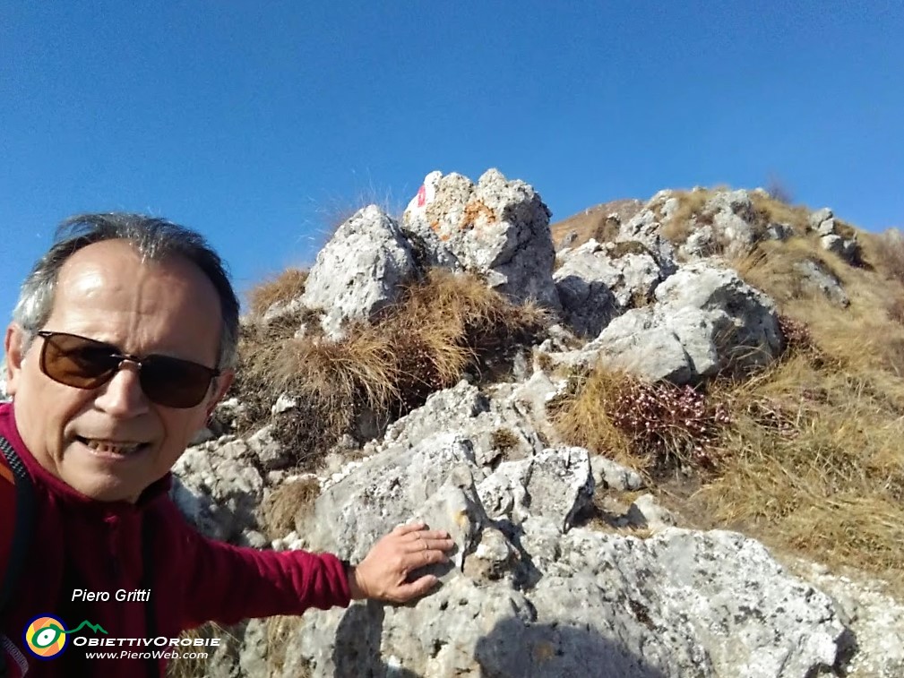 44... in decisa salita per l'anticima del Suchello anche su facili roccette.jpg